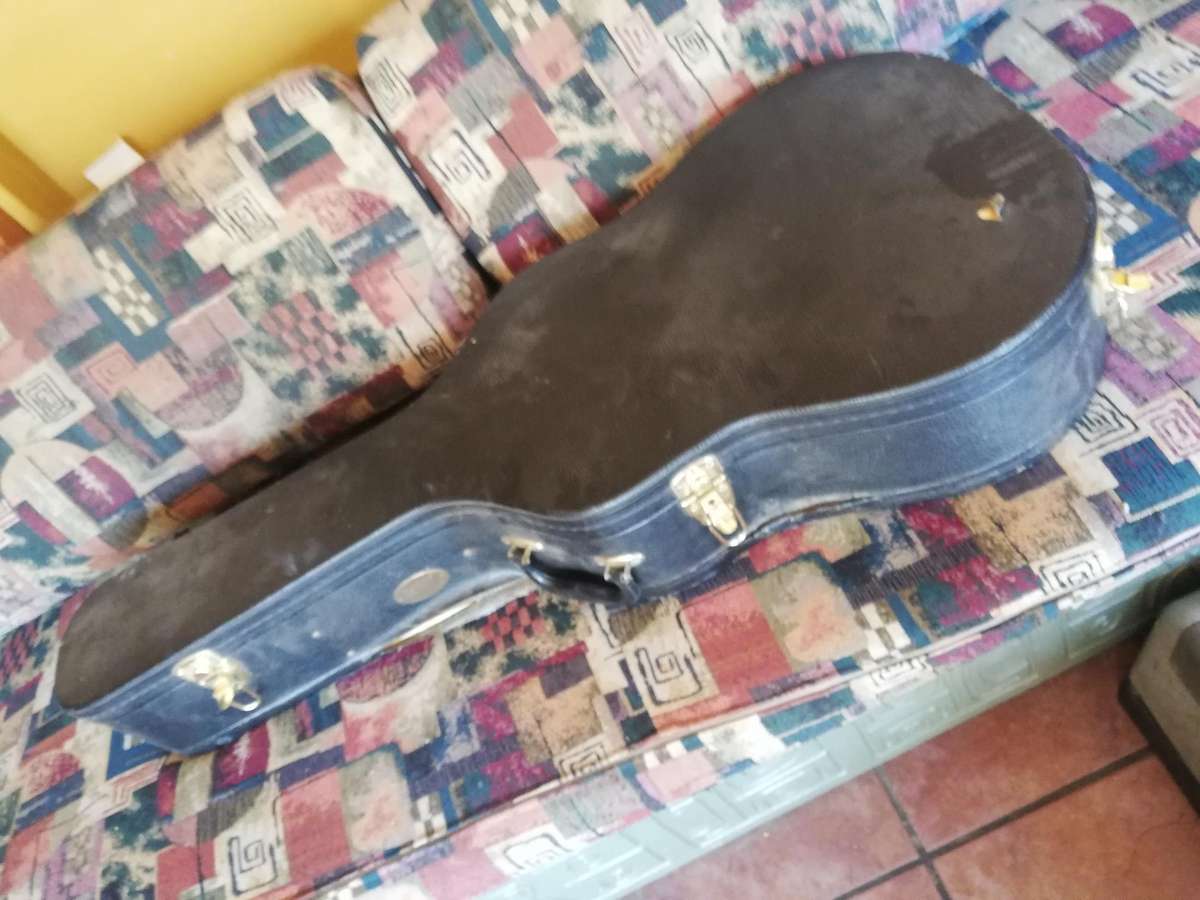 Beautifull YAMAHA CG-100A Classical Guitar in a Guitar Case