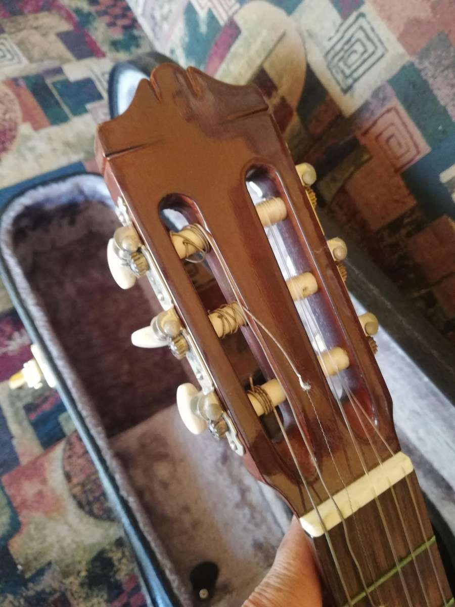 Beautifull YAMAHA CG-100A Classical Guitar in a Guitar Case