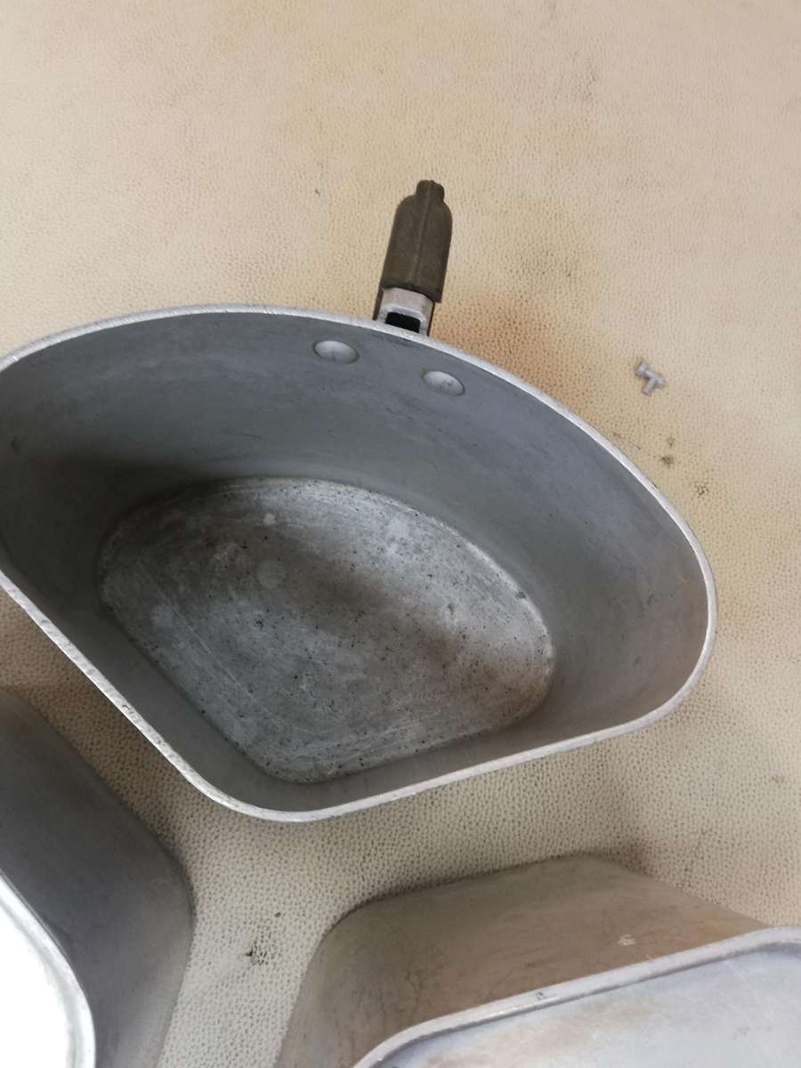 3 VINTAGE TRIANGULAR ALUMINUM HART COOKING POTS