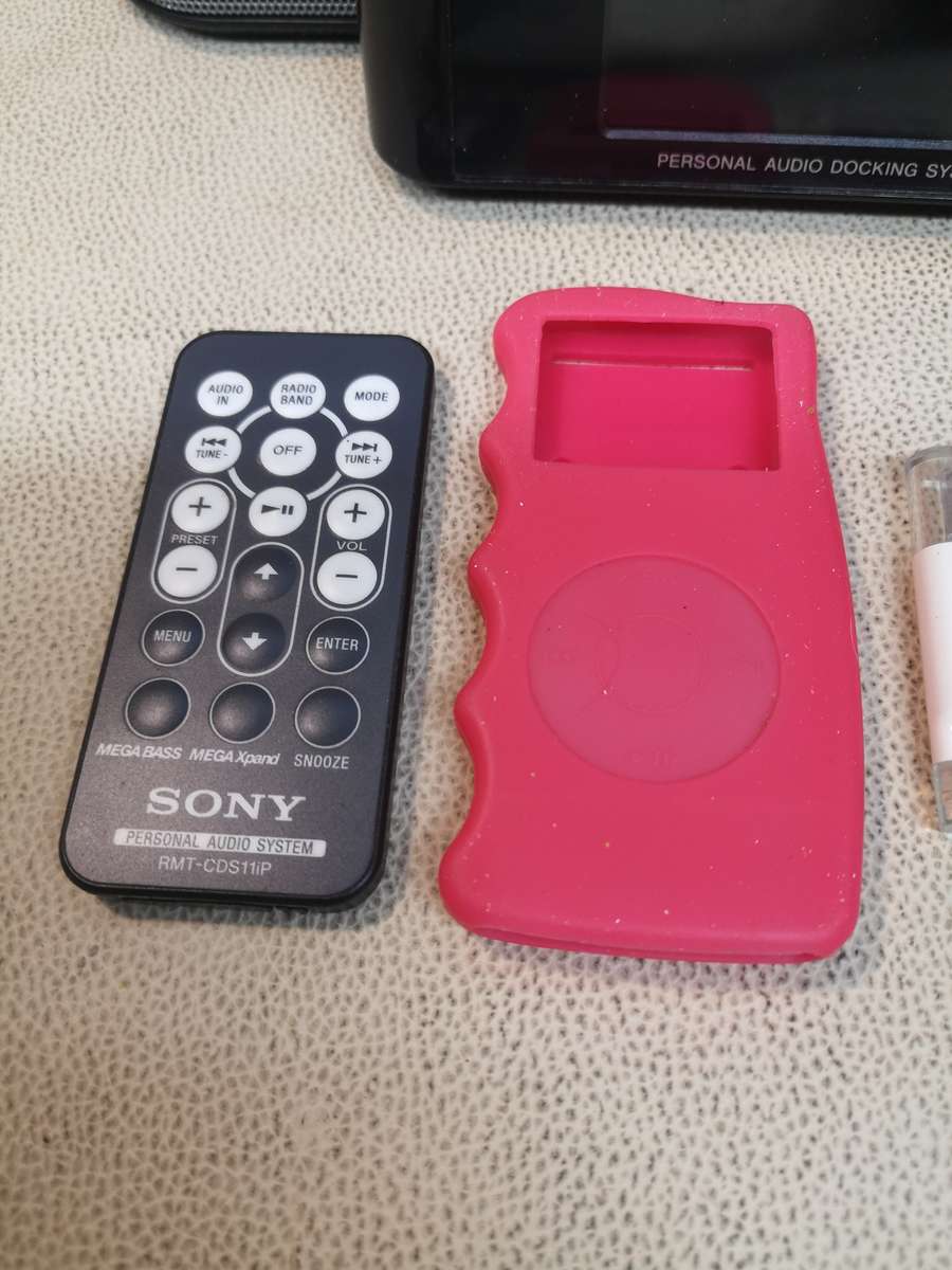 Sony ICF-DS11iP iPod Docking Station with iPod 4GB and 8GB Apple USB