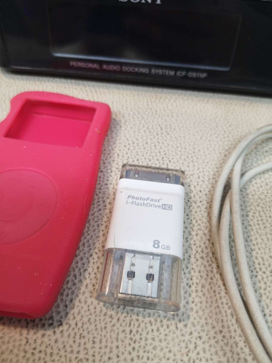 Sony ICF-DS11iP iPod Docking Station with iPod 4GB and 8GB Apple USB