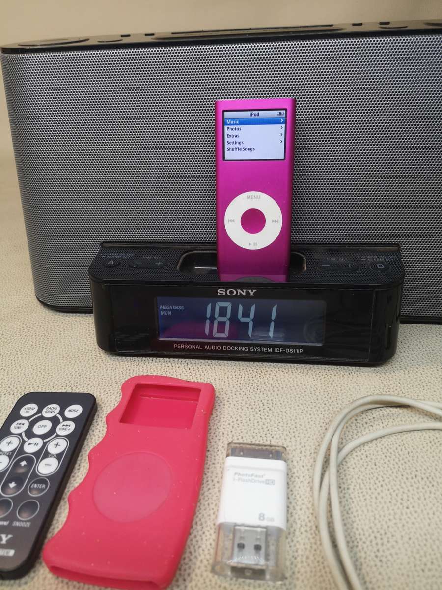 Sony ICF-DS11iP iPod Docking Station with iPod 4GB and 8GB Apple USB