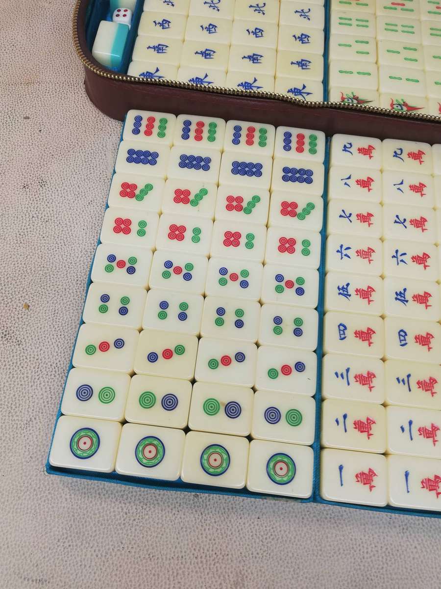 Vintage 1950's Mah Jongg Set - 148 Bakelite Tiles - in a Zipper Case