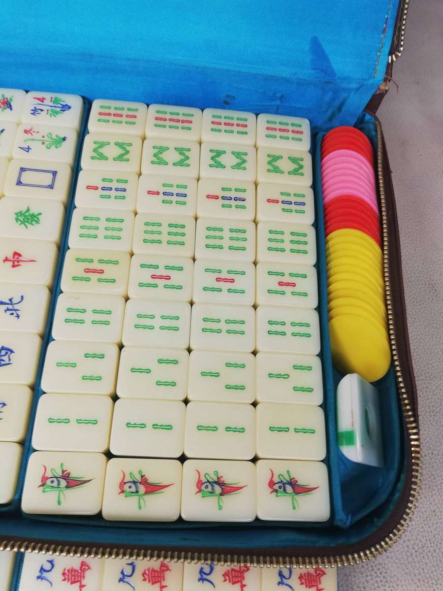 Vintage 1950's Mah Jongg Set - 148 Bakelite Tiles - in a Zipper Case