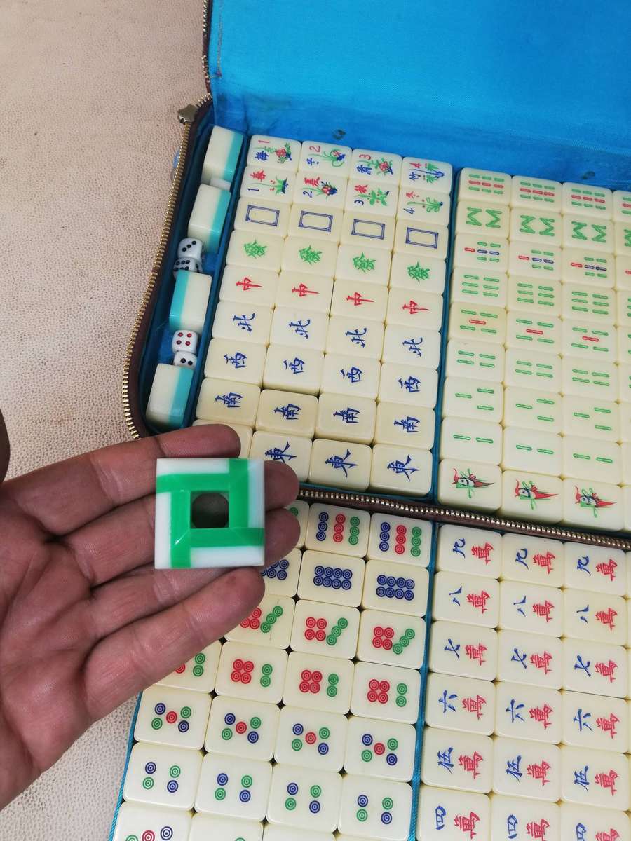 Vintage 1950's Mah Jongg Set - 148 Bakelite Tiles - in a Zipper Case