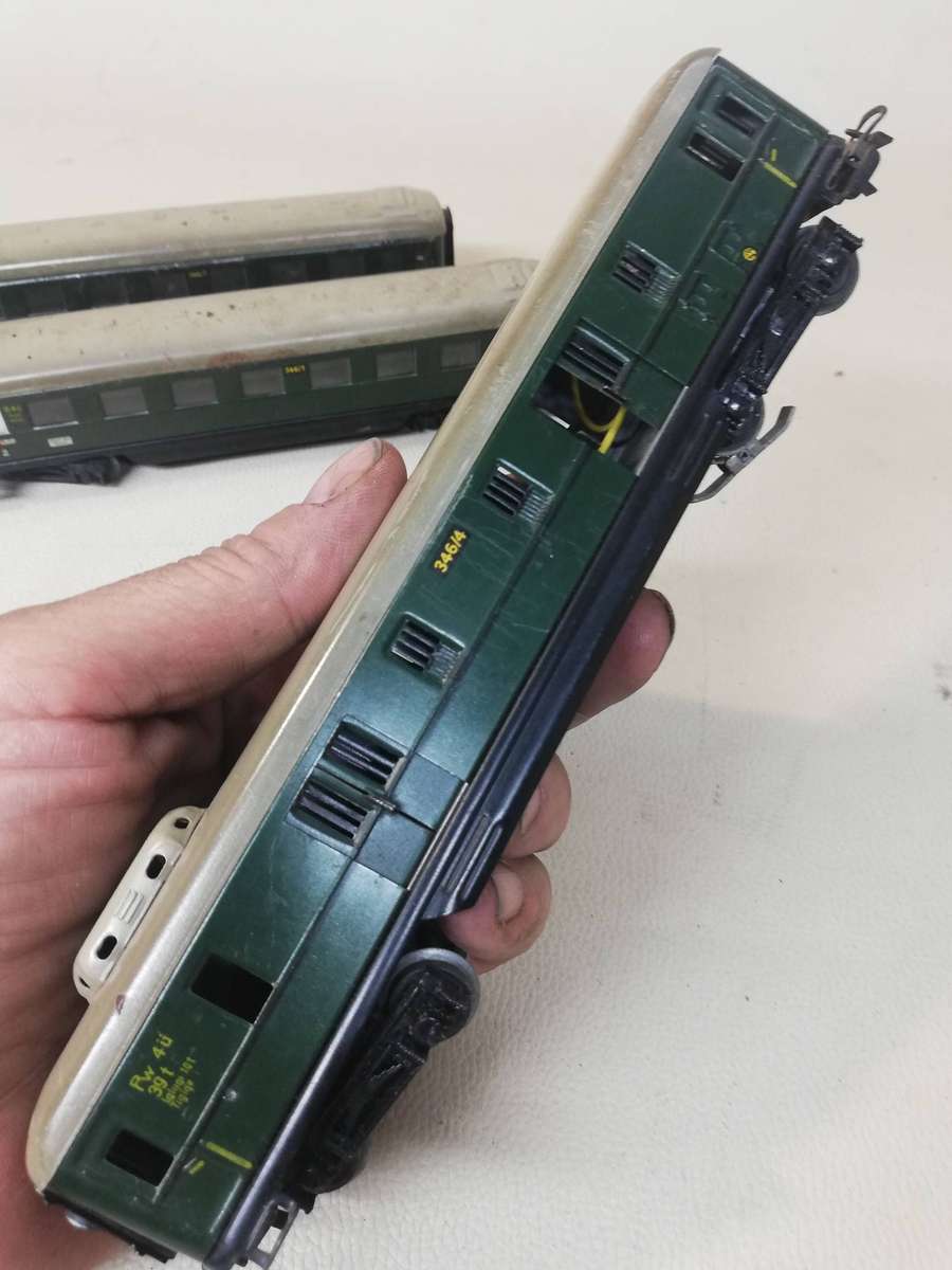 Vintage Märklin HO Scale Metal Coaches - Stunning Complete Condition