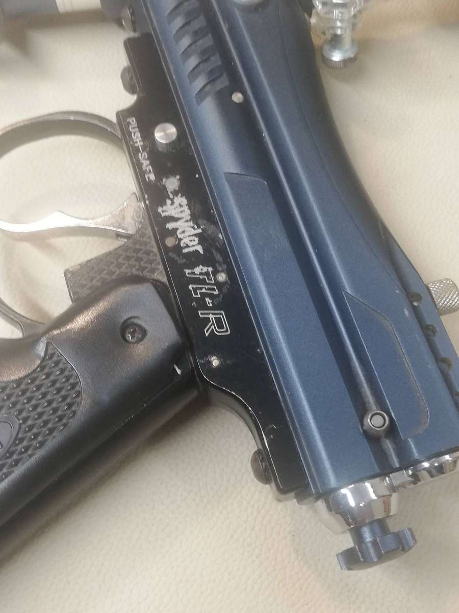 Spyder TL-X Paintball Gun with hopper and Padded Gun Bag - Working Condition