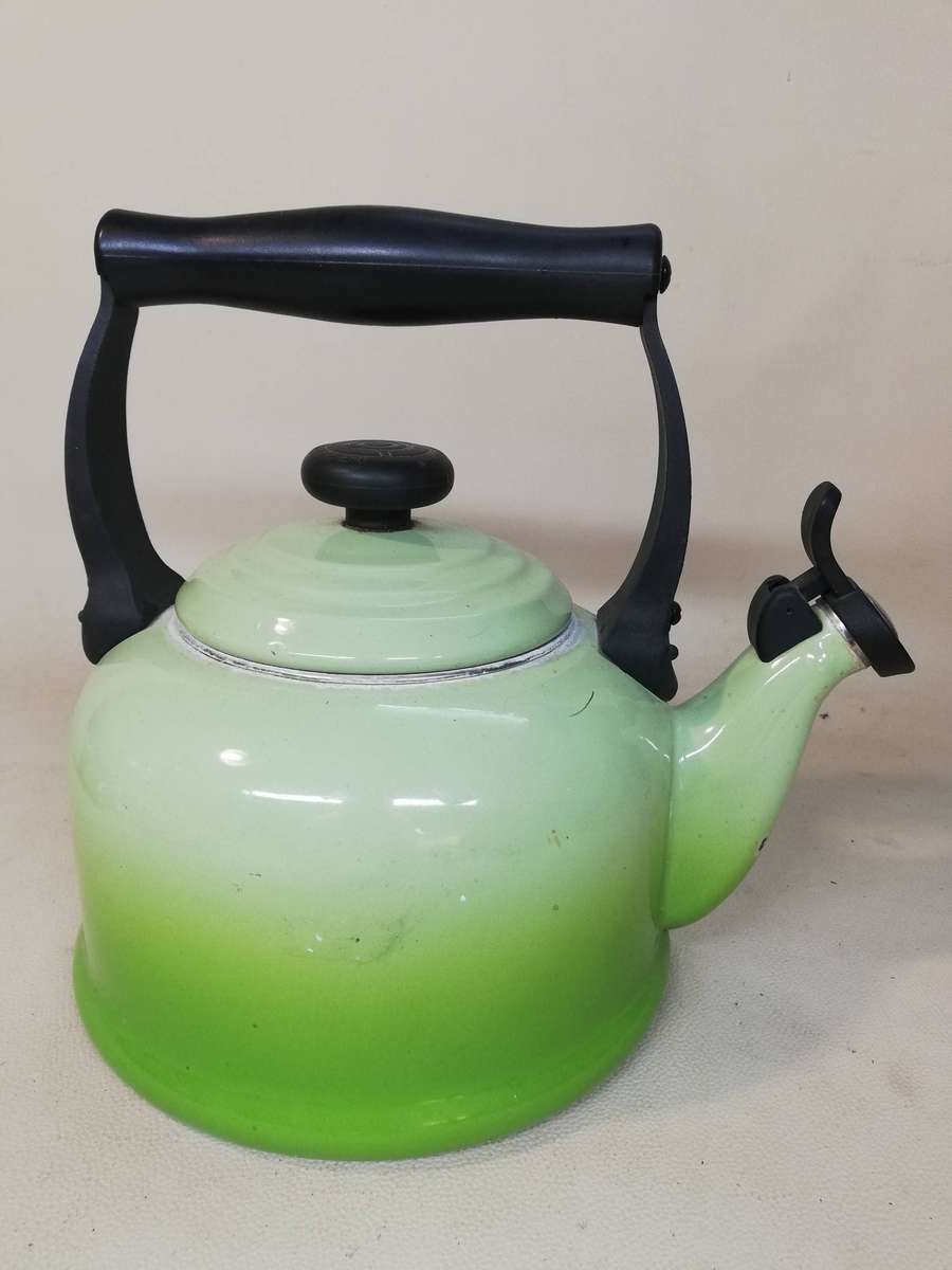 Stunning Le Creuset Whistling Teakettle - 2.1L