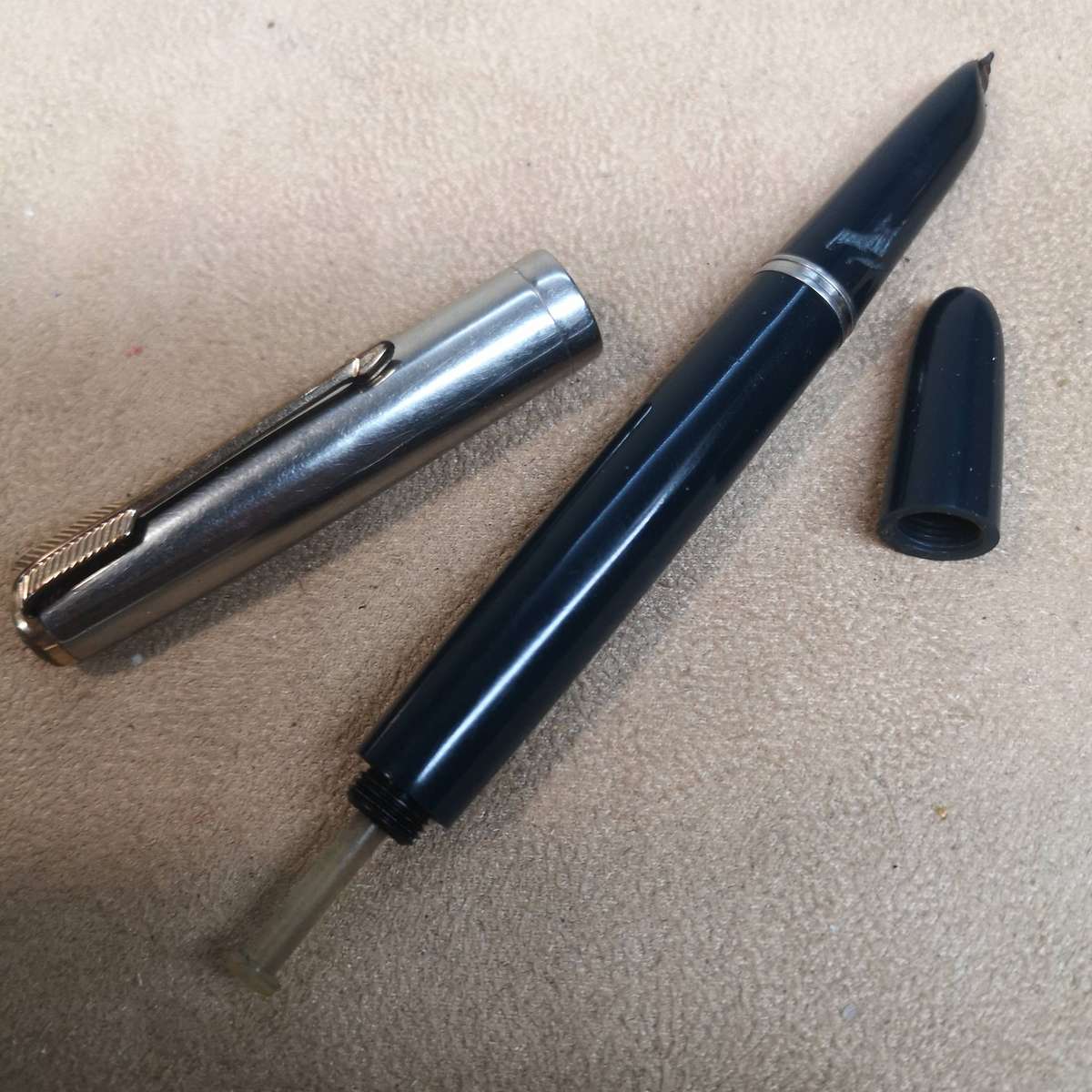 Parker 51 Vacumatic Dark Green 14 karat Gold Nip Fountain Pen 1 of 2