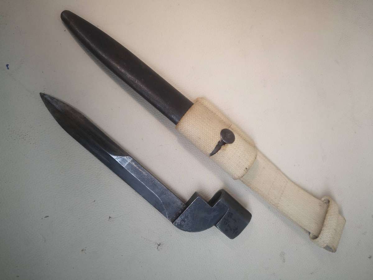 Vintage 1947 British Lee-Enfield No9 bayonet, scabbard and frog - Good Condition