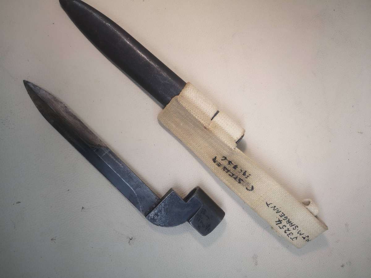 Vintage 1947 British Lee-Enfield No9 bayonet, scabbard and frog - Good Condition