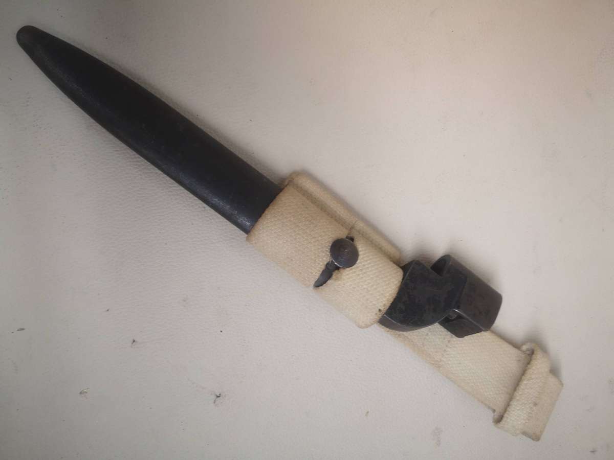 Vintage 1947 British Lee-Enfield No9 bayonet, scabbard and frog - Good Condition