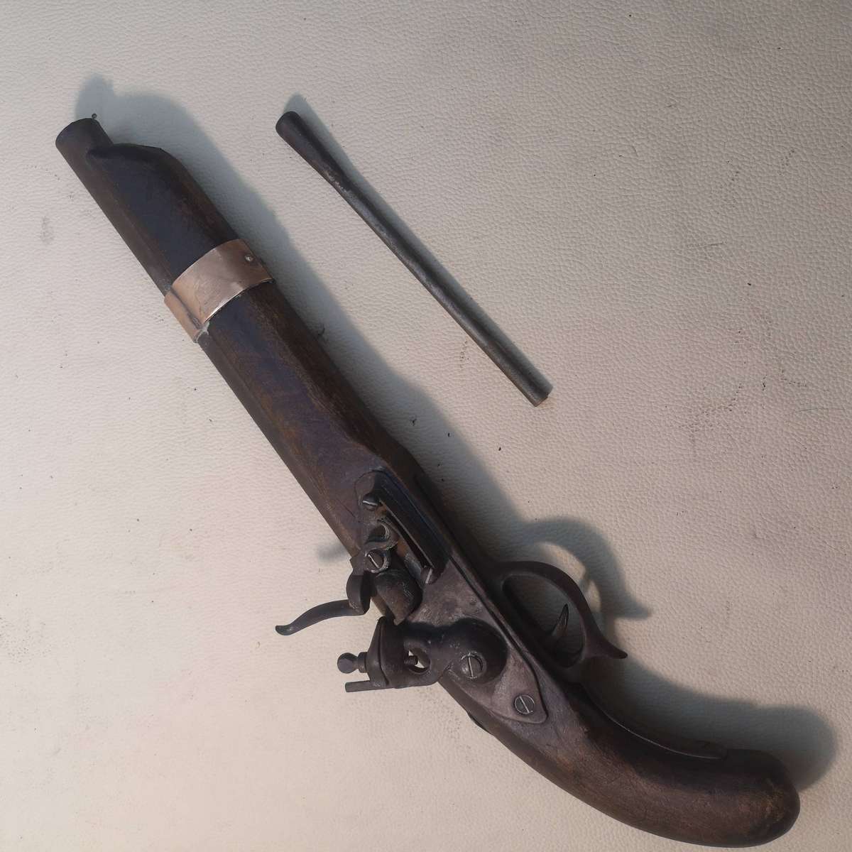 OLD ORIGINAL British Military 1800's flintlock, with ramrod (Deactivated)