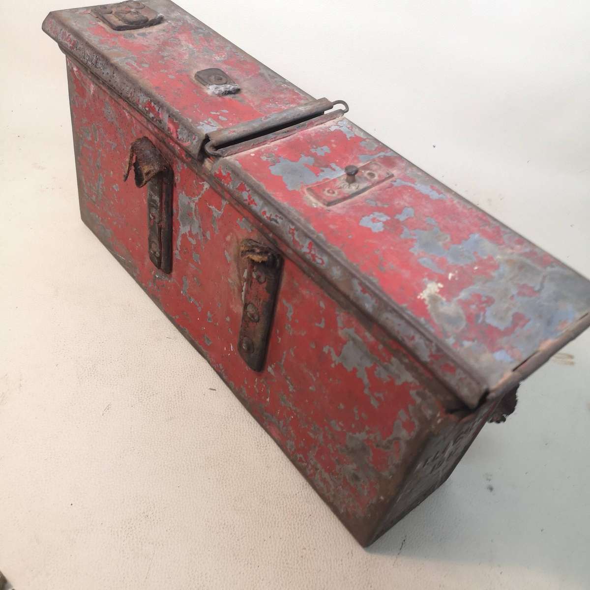 Vickers WW1 Machine Gun Ammo Box and Bullet Casings - Marked 1917-FFE INERT