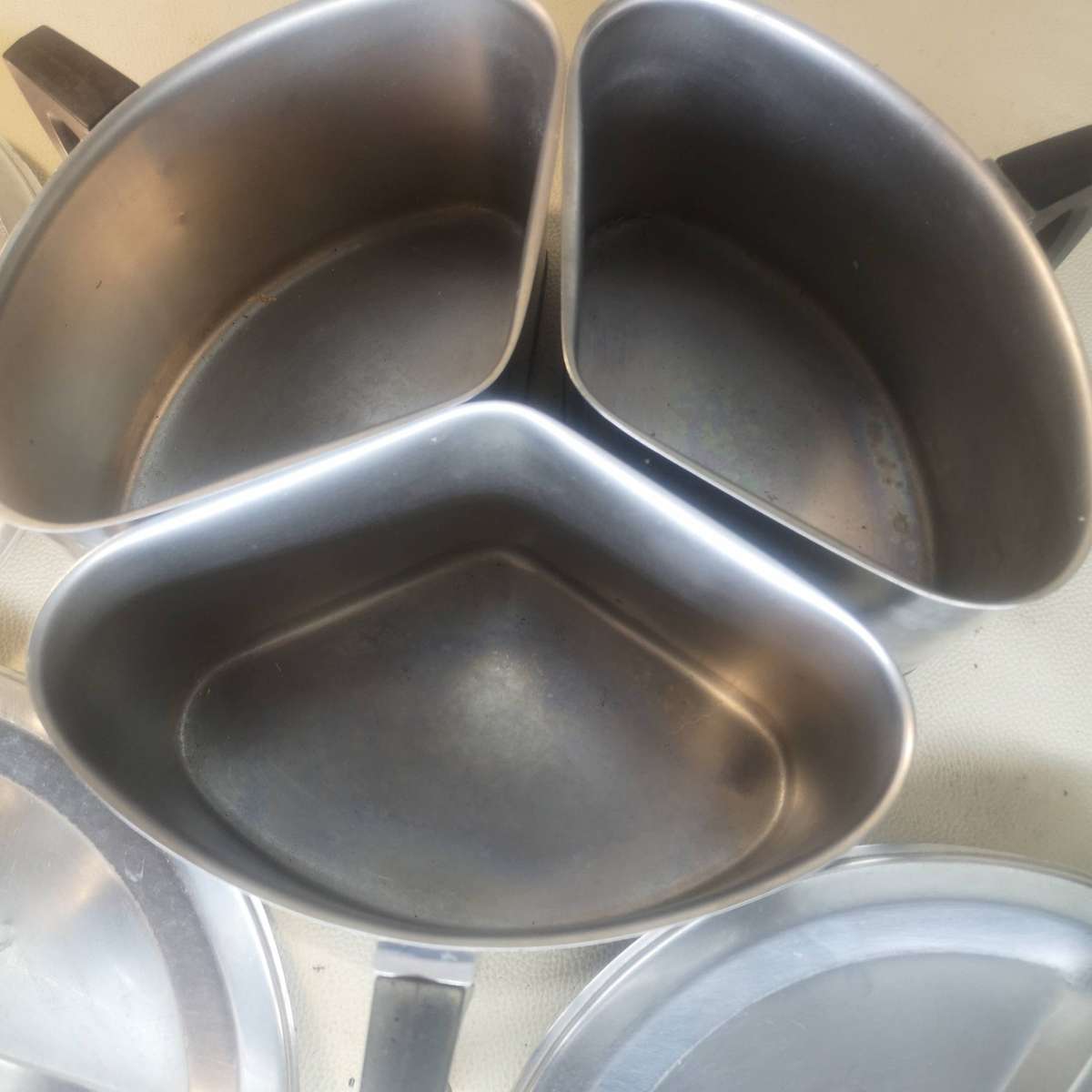 AN INCREDIBLE SET OF THREE VINTAGE COPPER BOTTOM POINTERWARE "TRIANGULAR" COOKING POTS