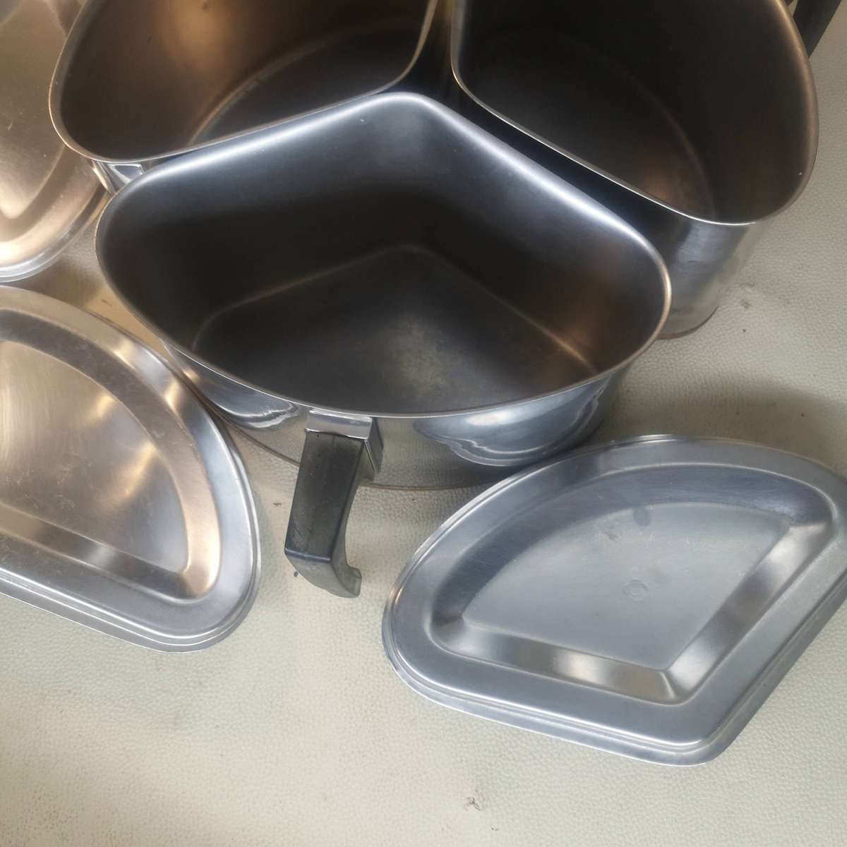 AN INCREDIBLE SET OF THREE VINTAGE COPPER BOTTOM POINTERWARE "TRIANGULAR" COOKING POTS