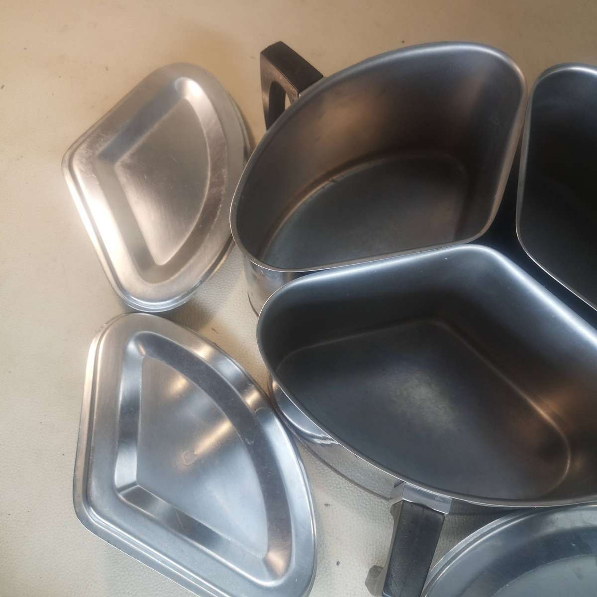 AN INCREDIBLE SET OF THREE VINTAGE COPPER BOTTOM POINTERWARE "TRIANGULAR" COOKING POTS