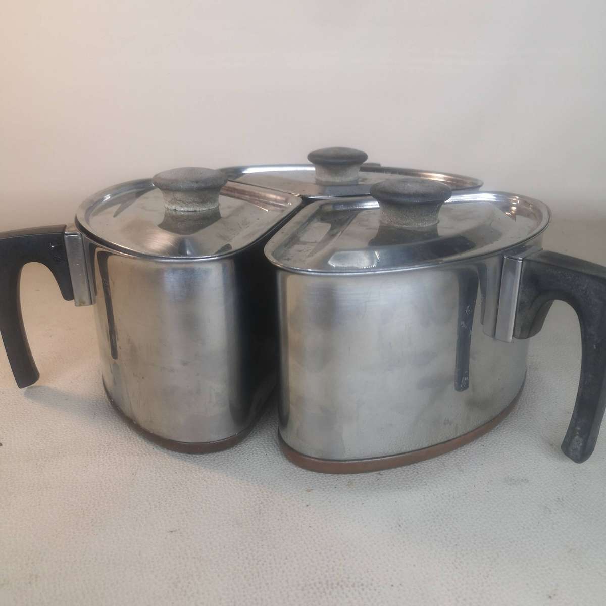 AN INCREDIBLE SET OF THREE VINTAGE COPPER BOTTOM POINTERWARE "TRIANGULAR" COOKING POTS
