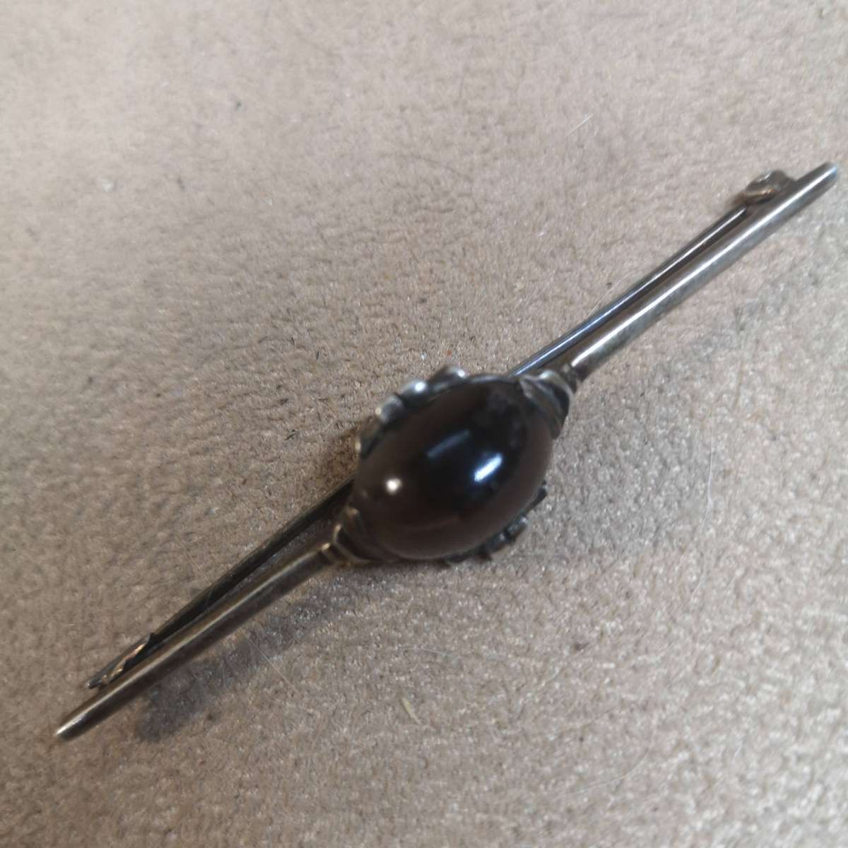 Vintage Sterling Silver Bar Brooch with a Black Cabochon Stone - 4.2 Gram