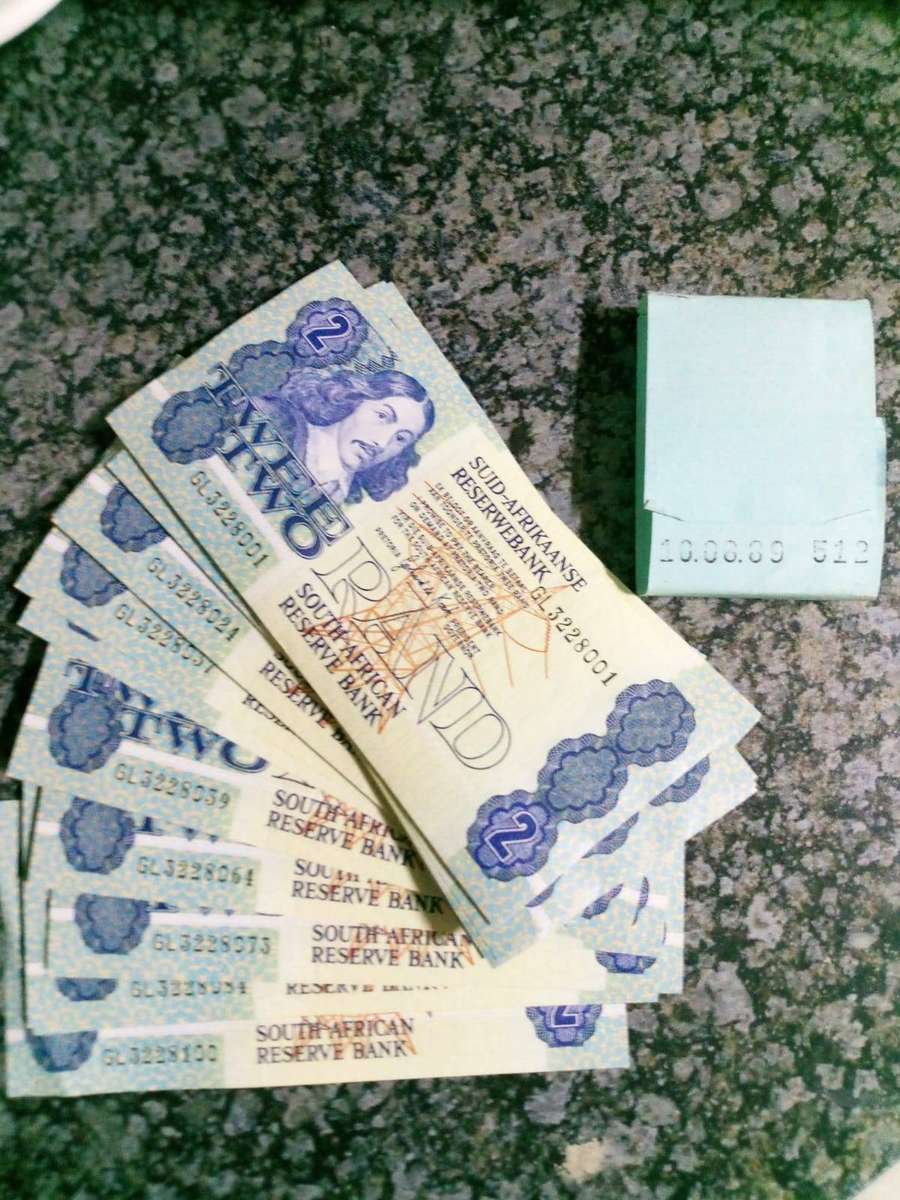 Uncirculated R2 notes x 100 in  Serial number order