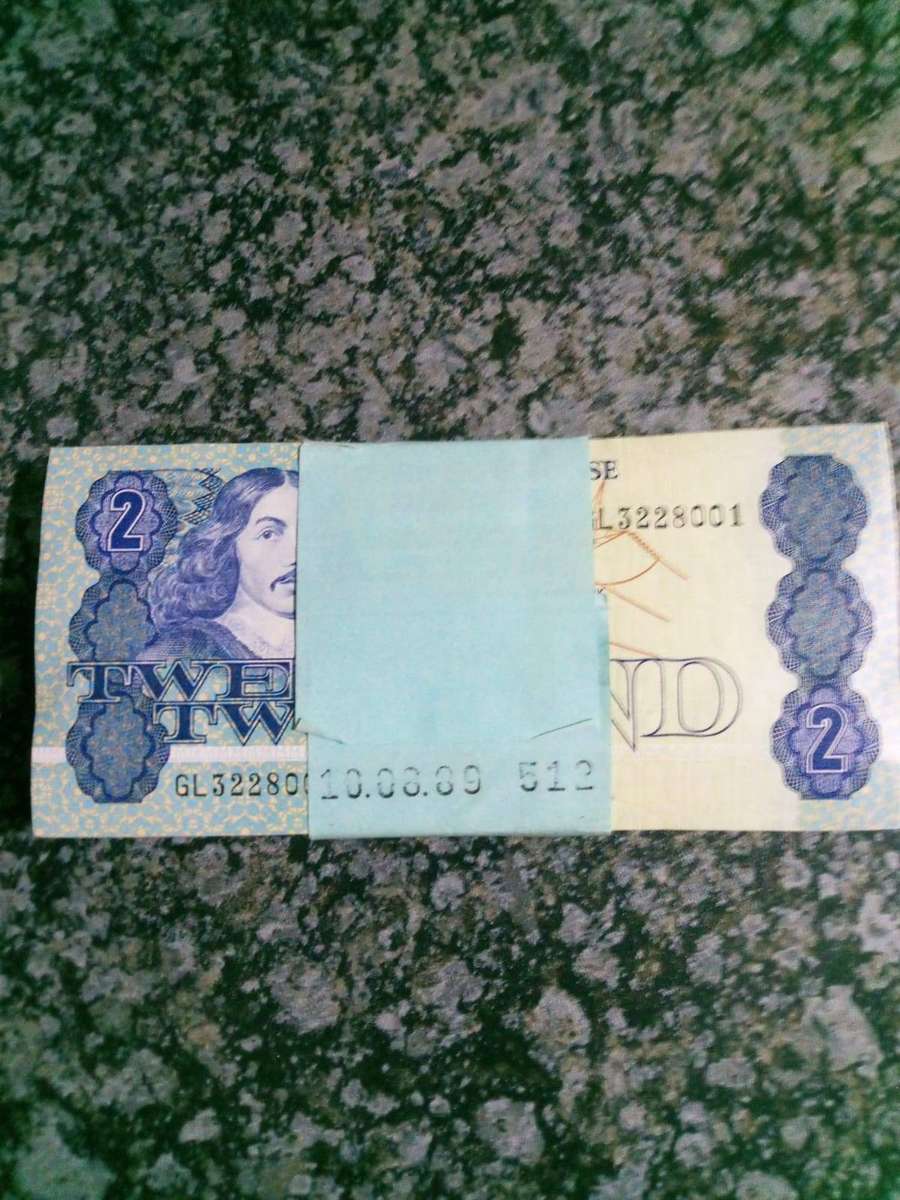 Uncirculated R2 notes x 100 in  Serial number order