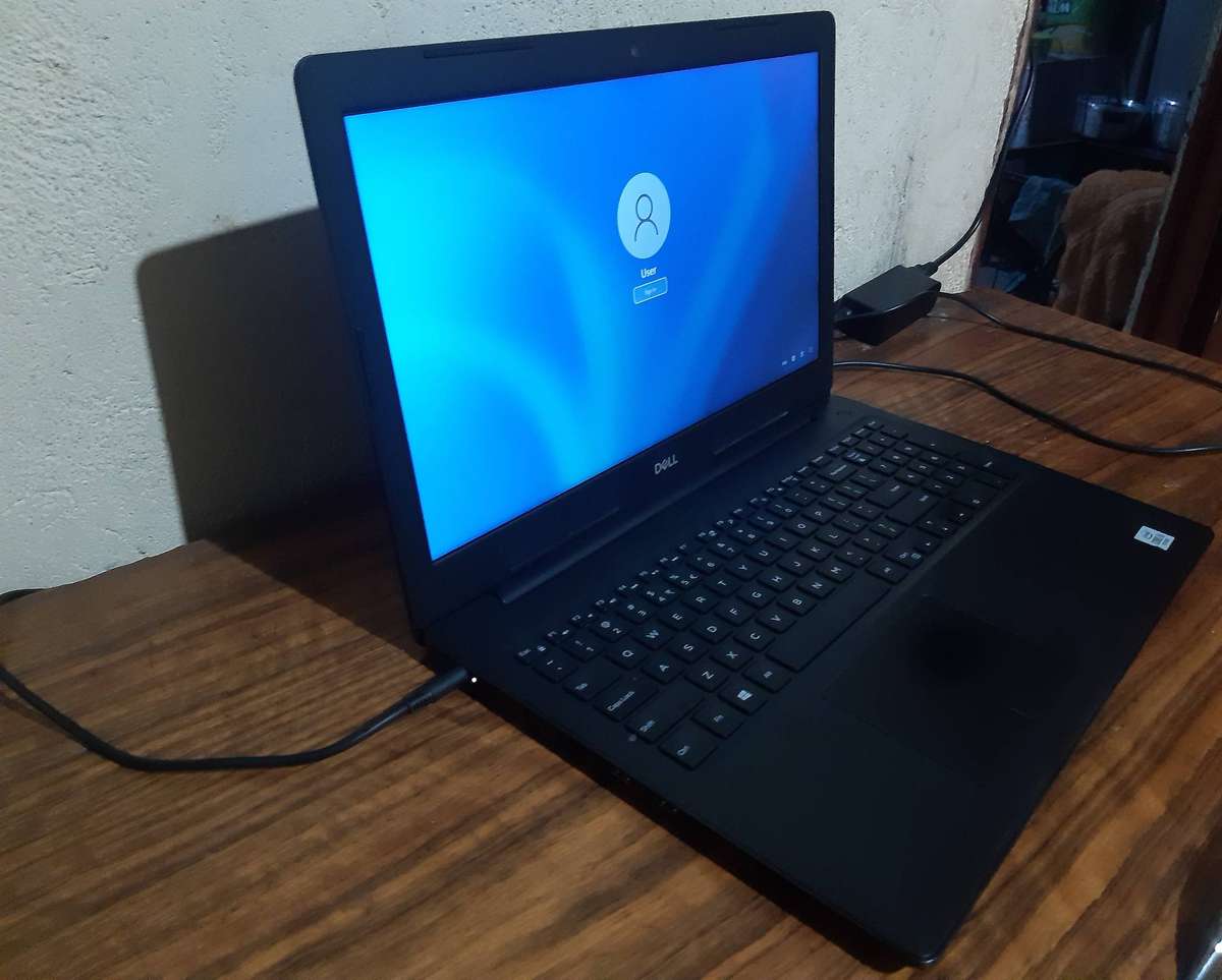 Dell i5-1035G1 8GB RAM 256SSD 15'6 Good Condition