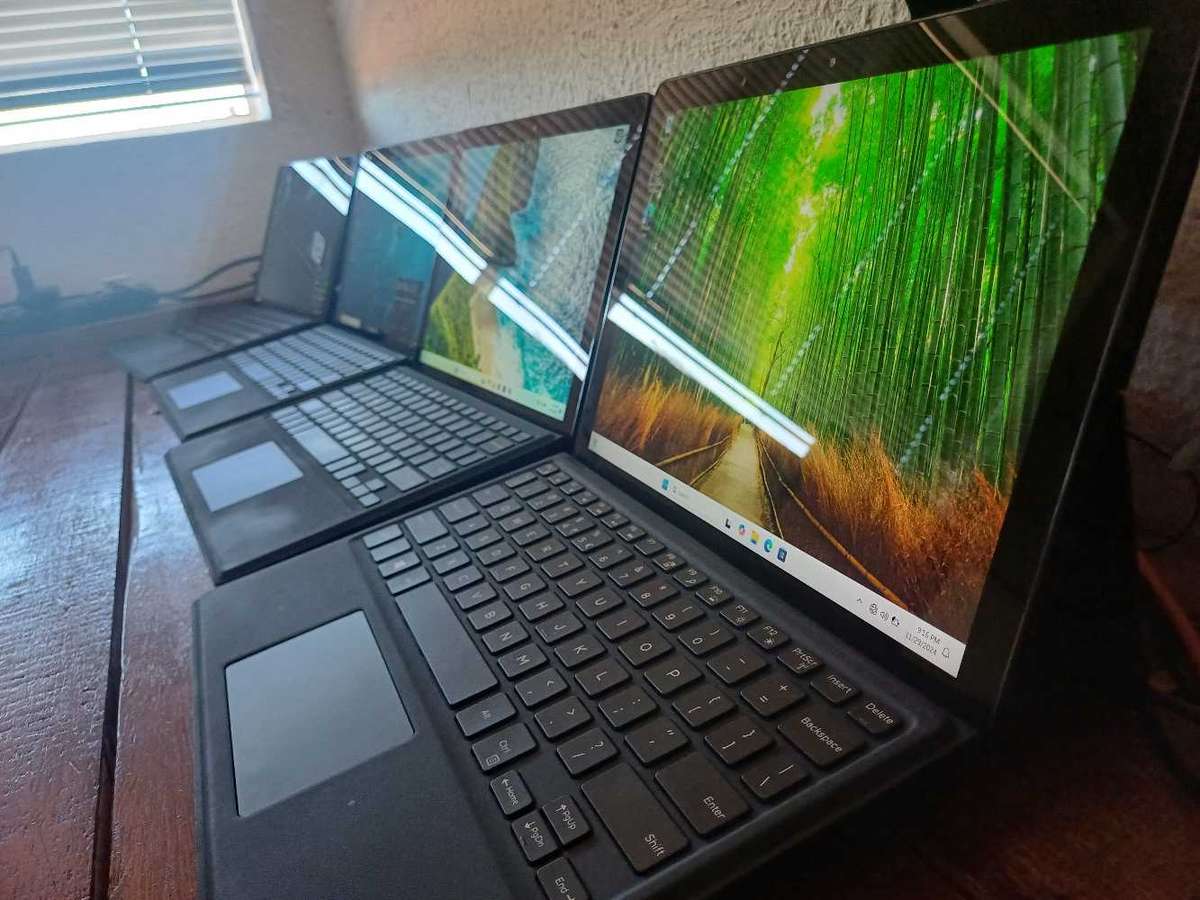 Touch screen Dell Latitude 5290 2in1 core I5, 8 GB RAM . 256 Nvme SSD, 8th Gen