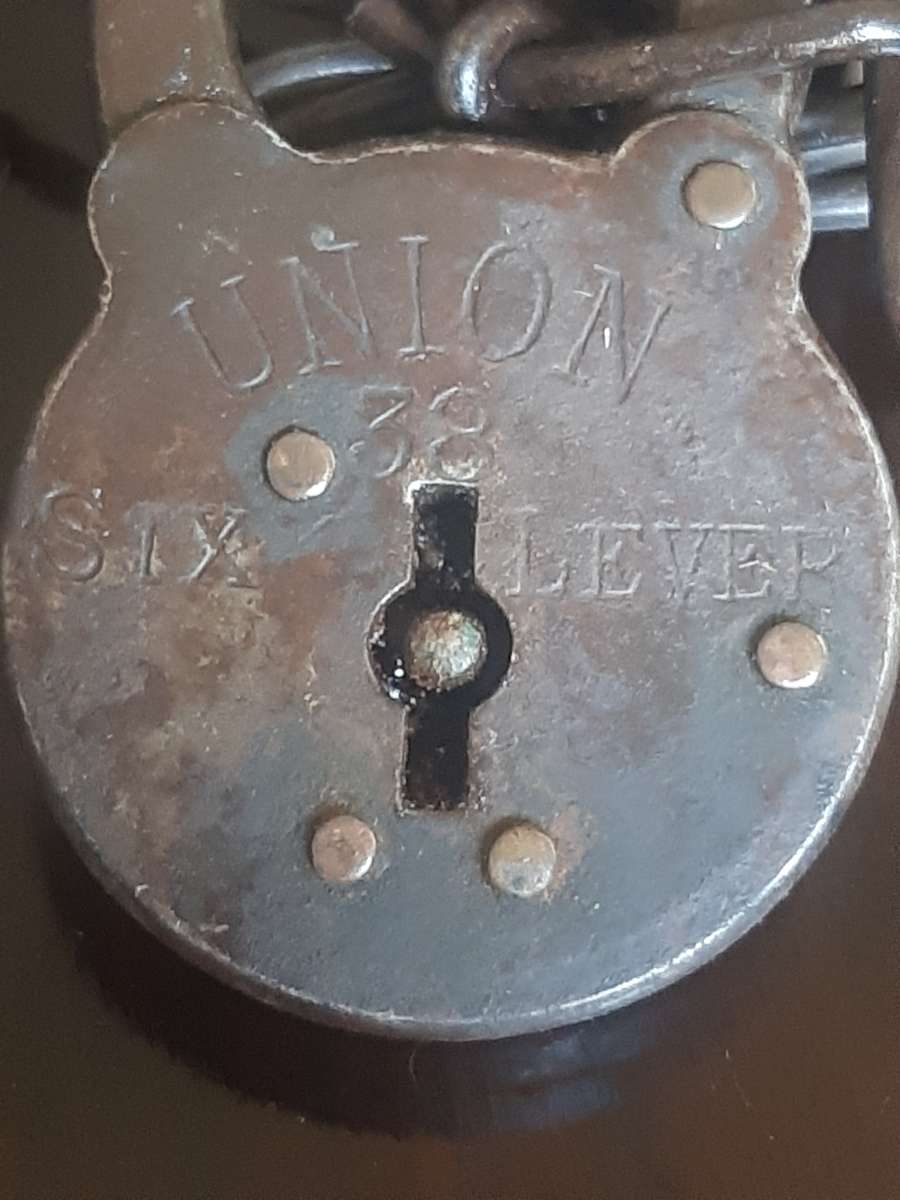 old lock with Chain, (No Key)
