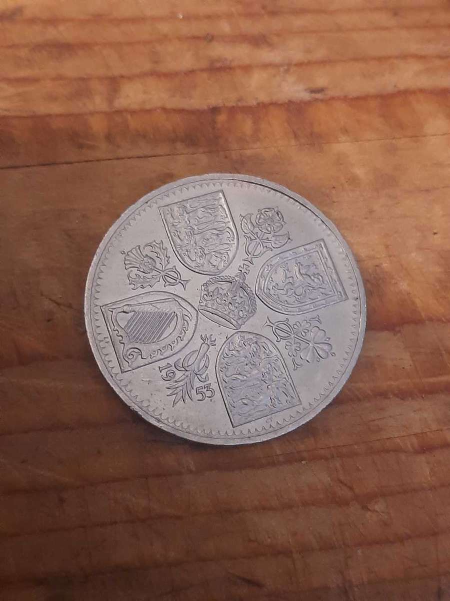 Elizabeth II commemorative 5 Shillings.