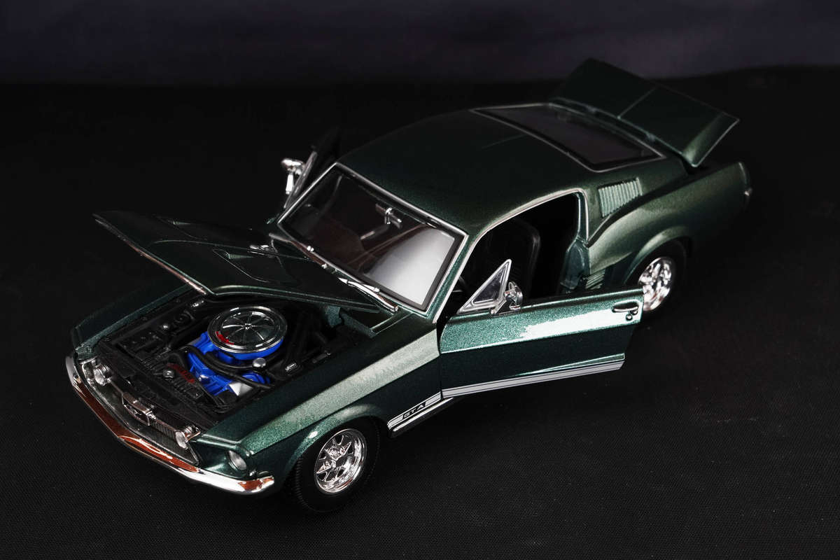 Maisto 1967 Ford Mustang GTA Fastback  1:18 Diecast Model