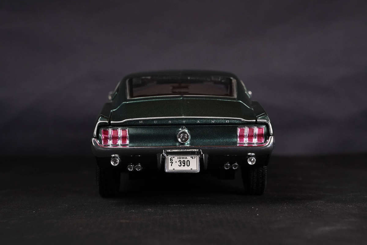 Maisto 1967 Ford Mustang GTA Fastback  1:18 Diecast Model