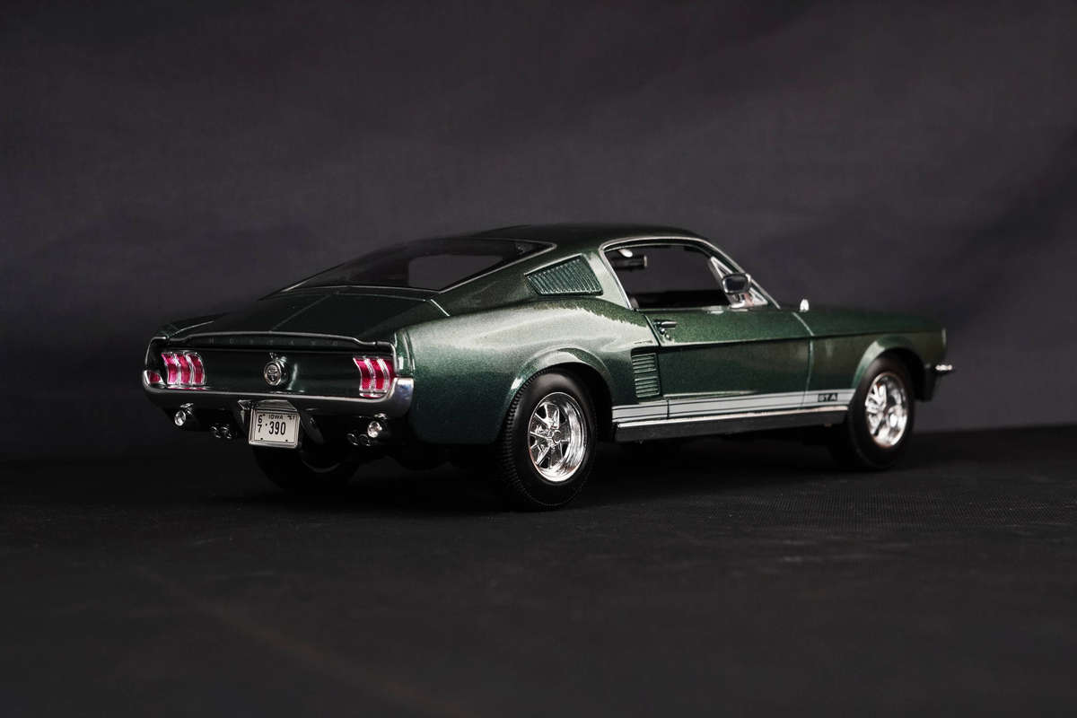 Maisto 1967 Ford Mustang GTA Fastback  1:18 Diecast Model