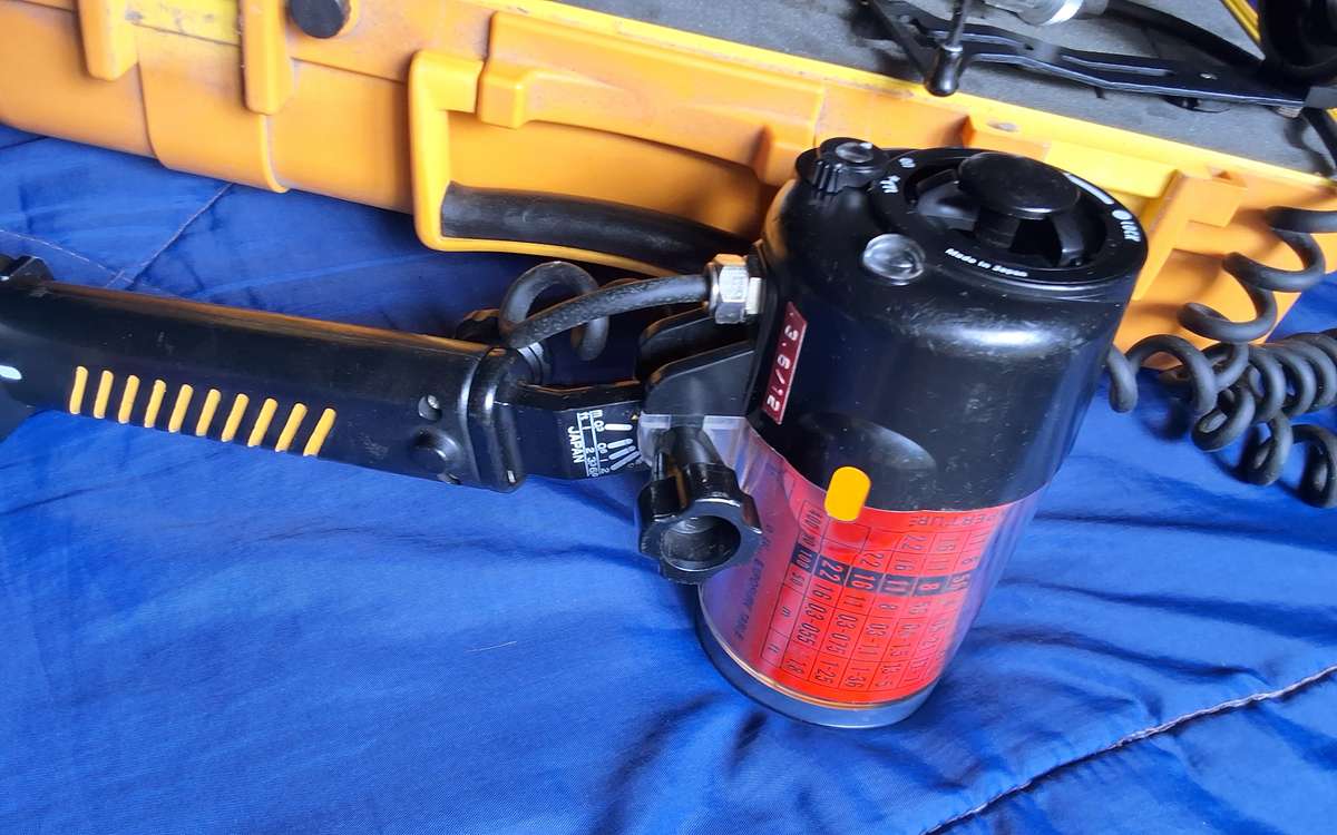 Nikon Nikonos V  - vintage 35mm film underwater camera package with flash &  travel case etc