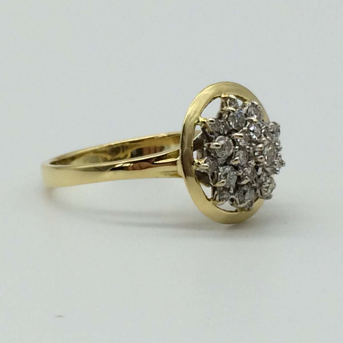 18ct Gold Diamond Cluster Ring (V. R46 000)