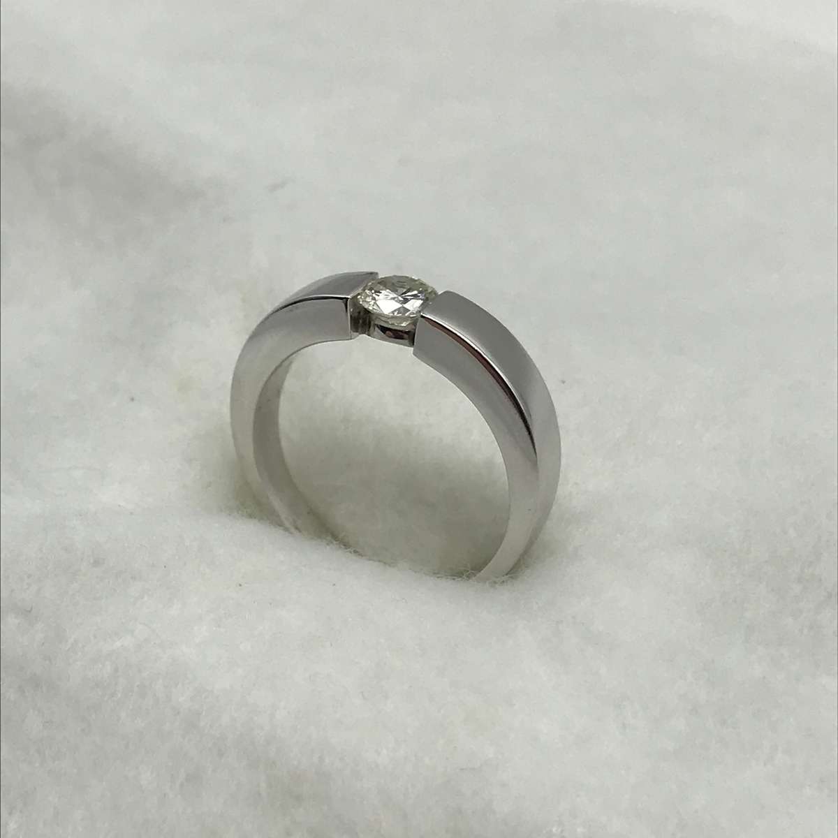 18ct White Gold & Diamond Dress Ring (V - R50 850)