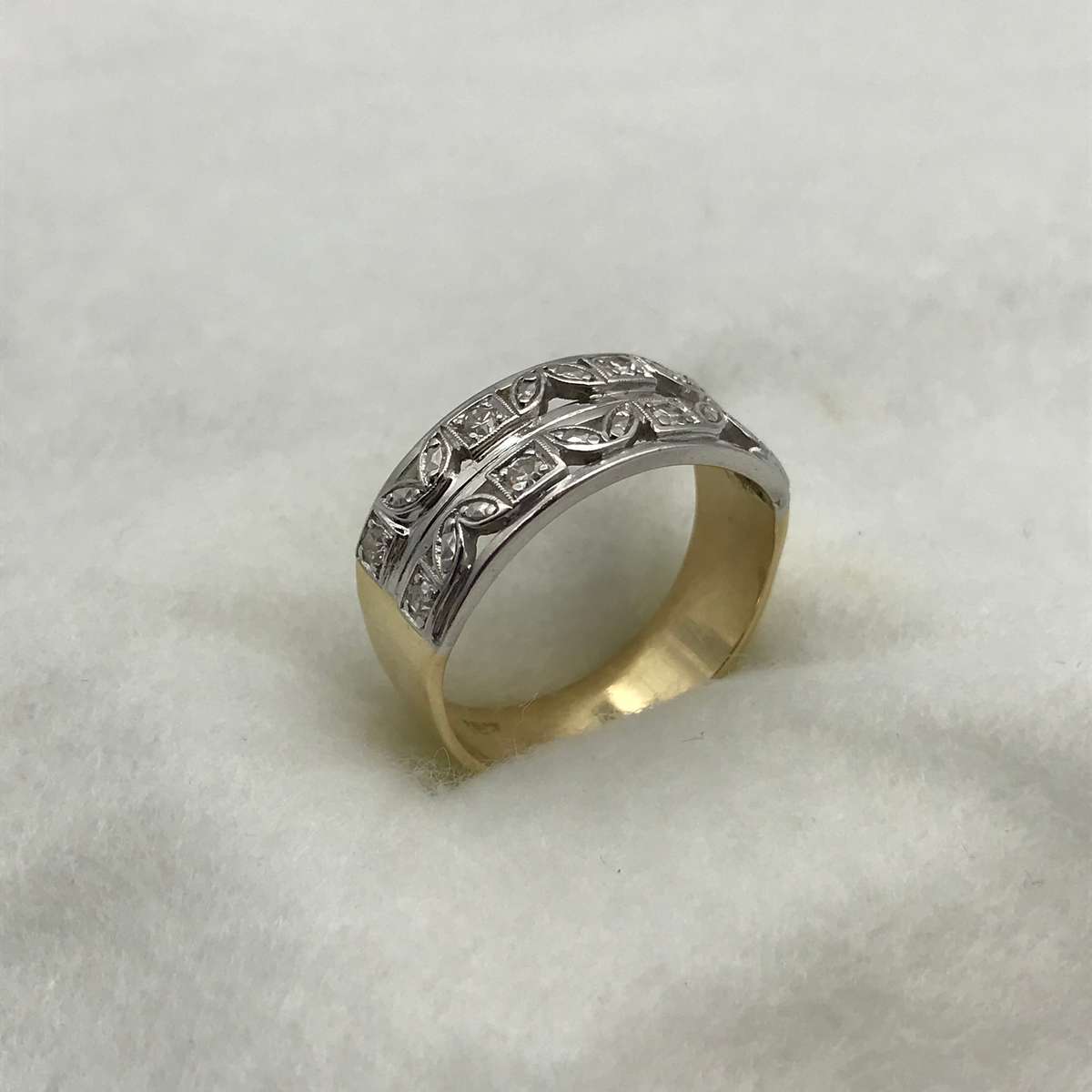 Lovely 18ct Gold & Diamond Ring (V. R40 350)