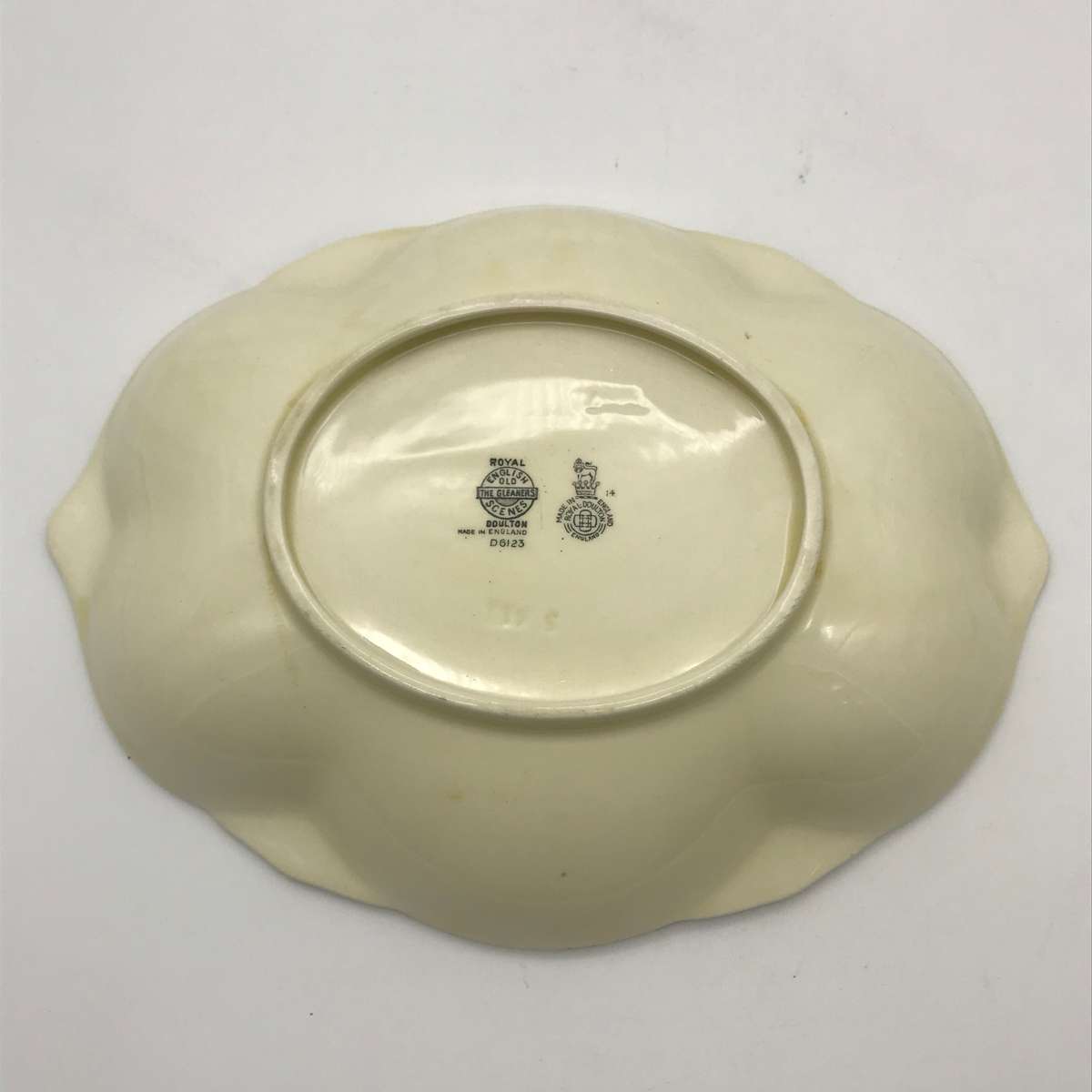 Royal Doulton 'The Gleaners' Clover Leaf Dish (D6123)