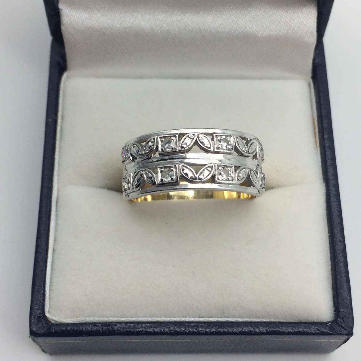 Lovely 18ct Gold & Diamond Ring (V. R40 350)