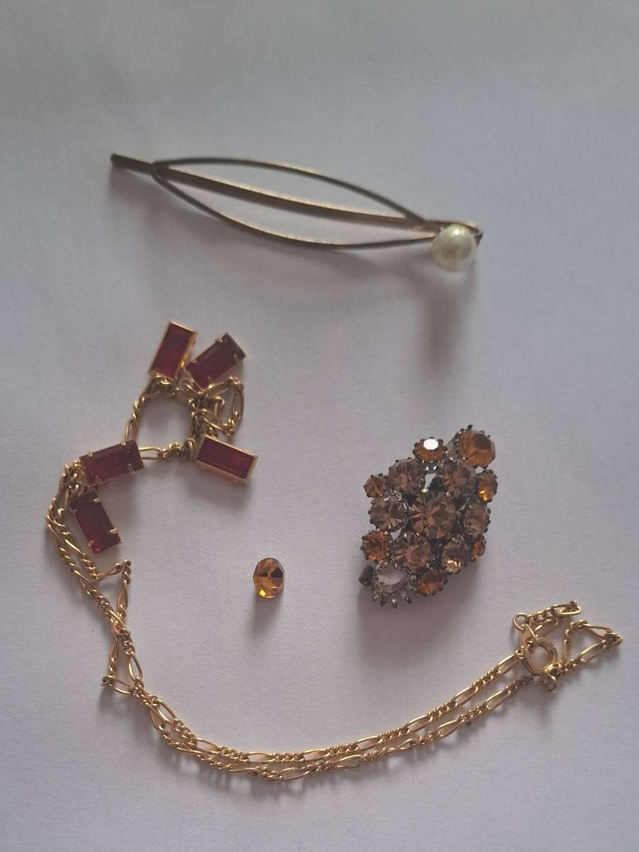 Lot A : Costume jewellery