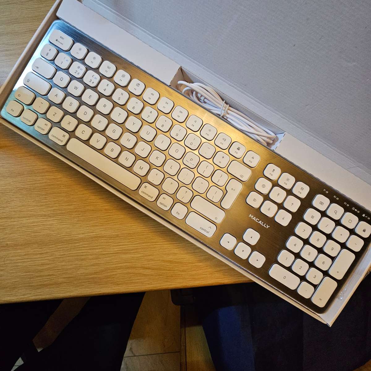 Macally - Slim Bluetooth keyboard for Mac  British English - Includes Numeric Keypad