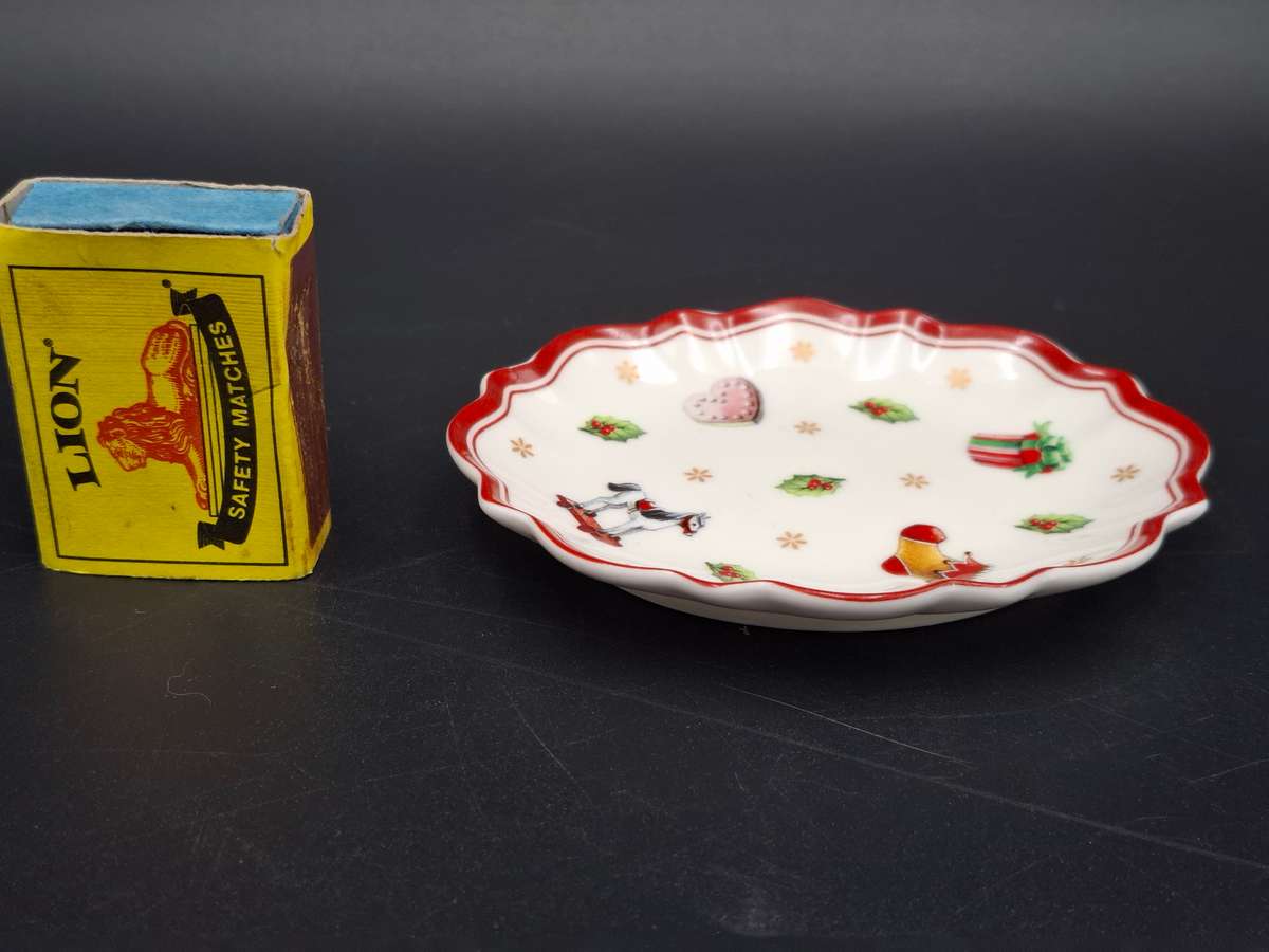 Vintage Villeroy & Boch Scalloped Christmas Themed Biscuit Plates X 4 - Xmas