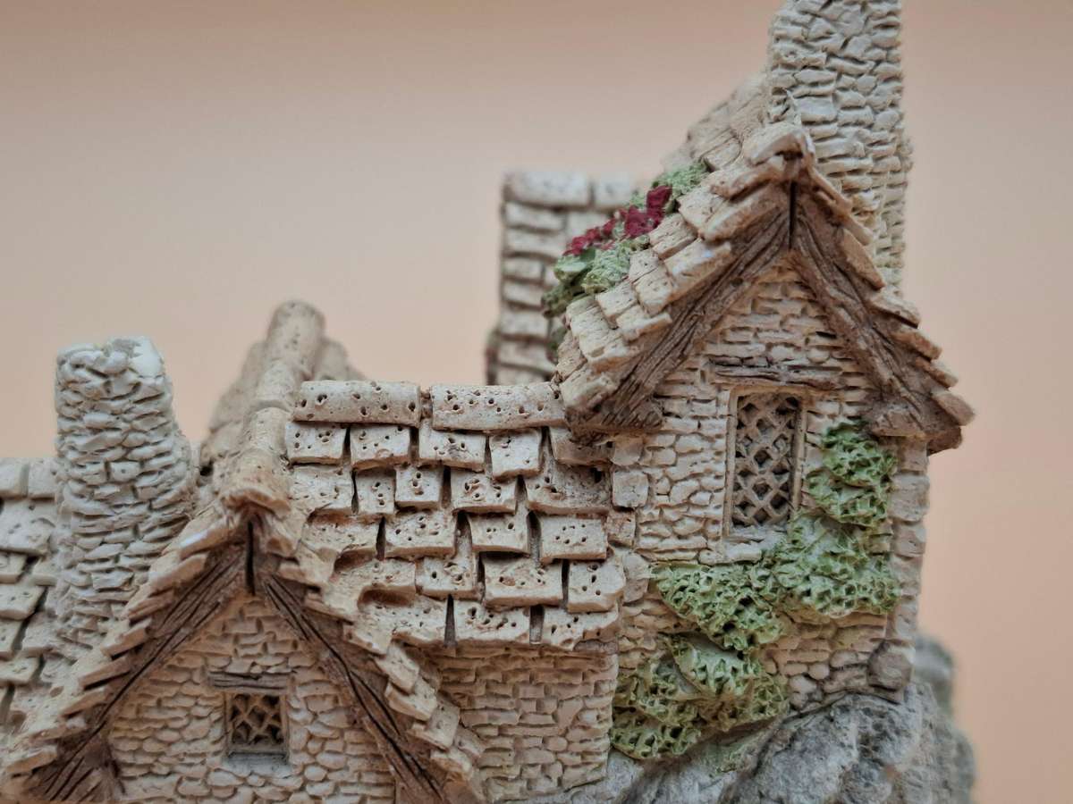 Vintage Miniature "Green Dragon Pub" by David Winter - Made & Hand Painted in UK - A Collectable