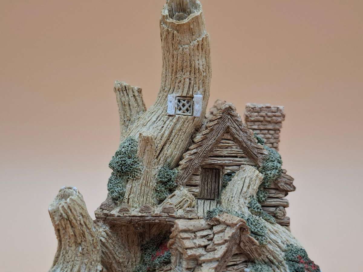 Vintage "The Woodcutters Cottage" by David Winter - Made & Hand painted in UK - A Collectable
