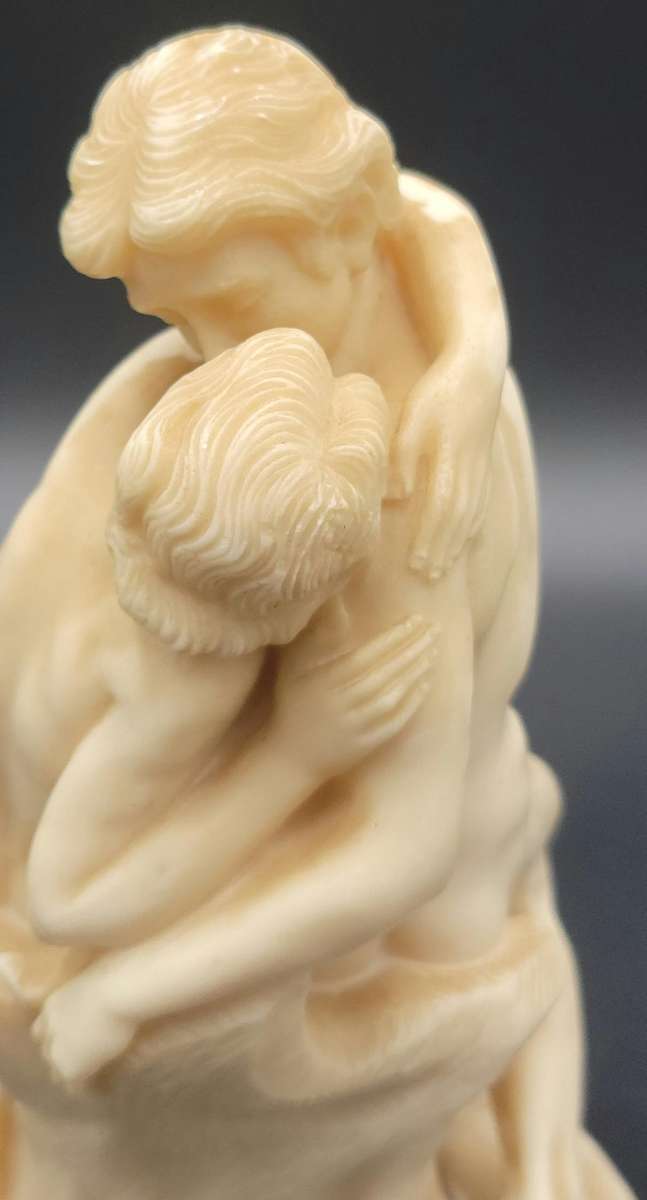 Vintage 1960's Resin Italian Sculpture Figurine - "The Kiss" - Rare find - 22cm H