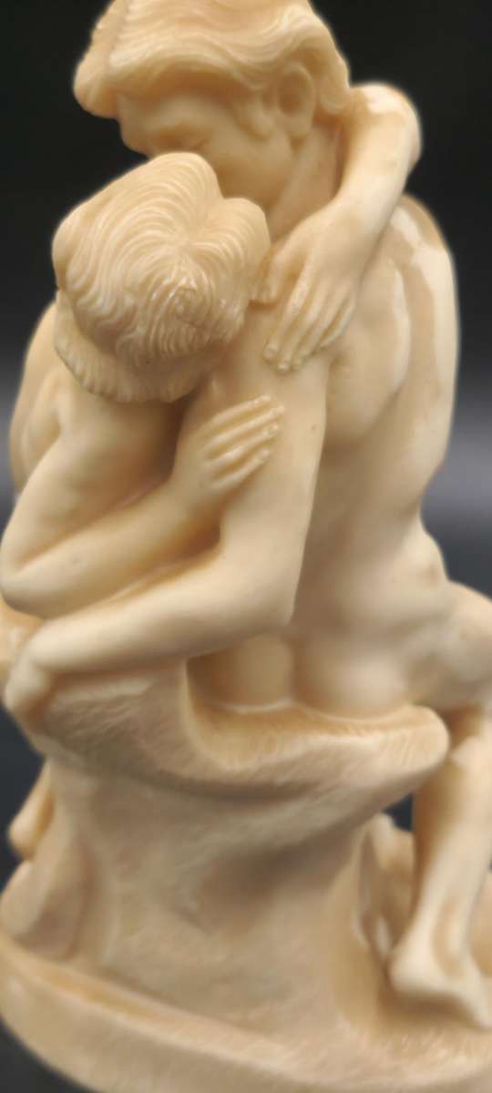 Vintage 1960's Resin Italian Sculpture Figurine - "The Kiss" - Rare find - 22cm H