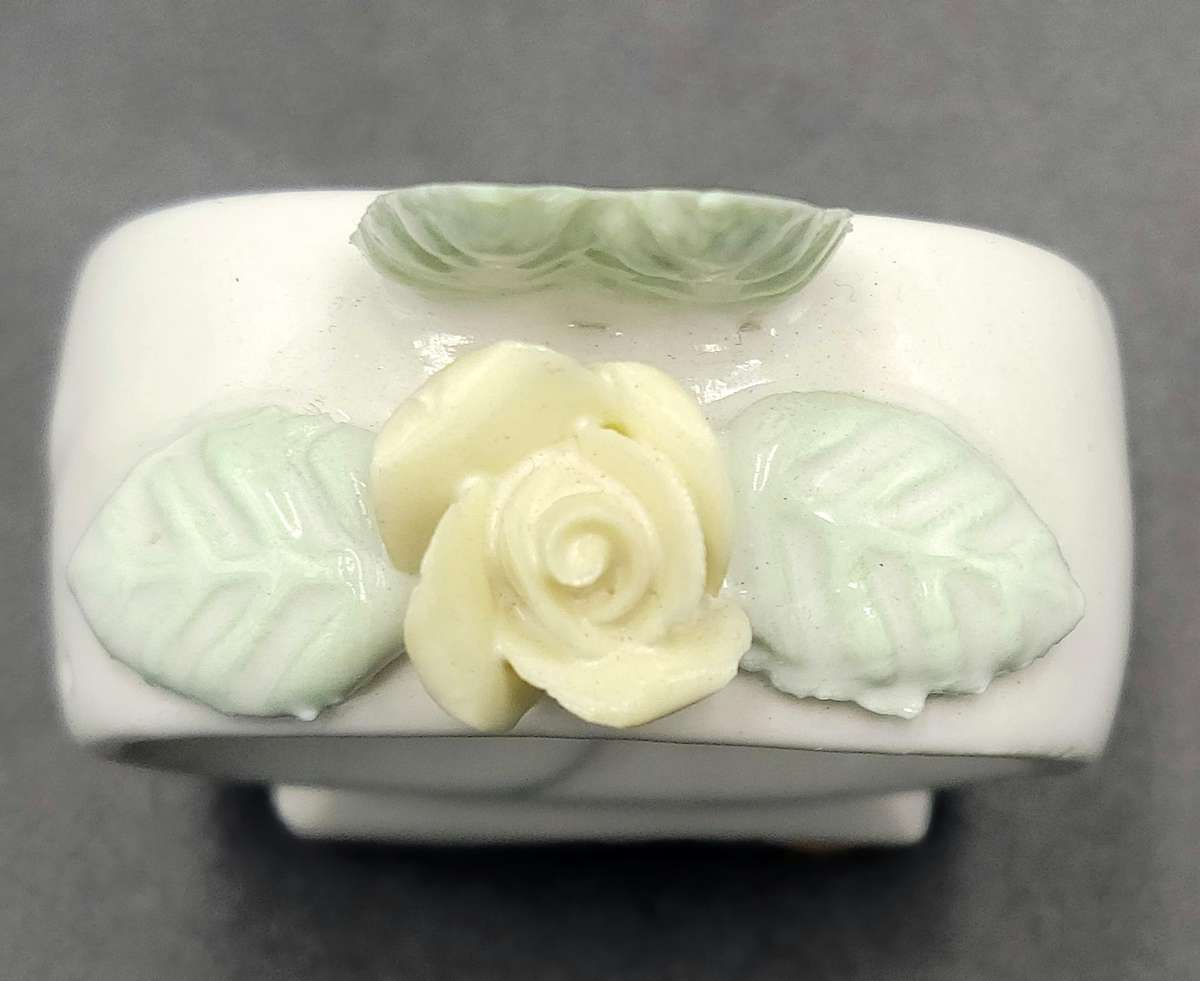 9x Vintage Floral Porcelain Napkin Rings - Floral Design - Blue Pink Yellow