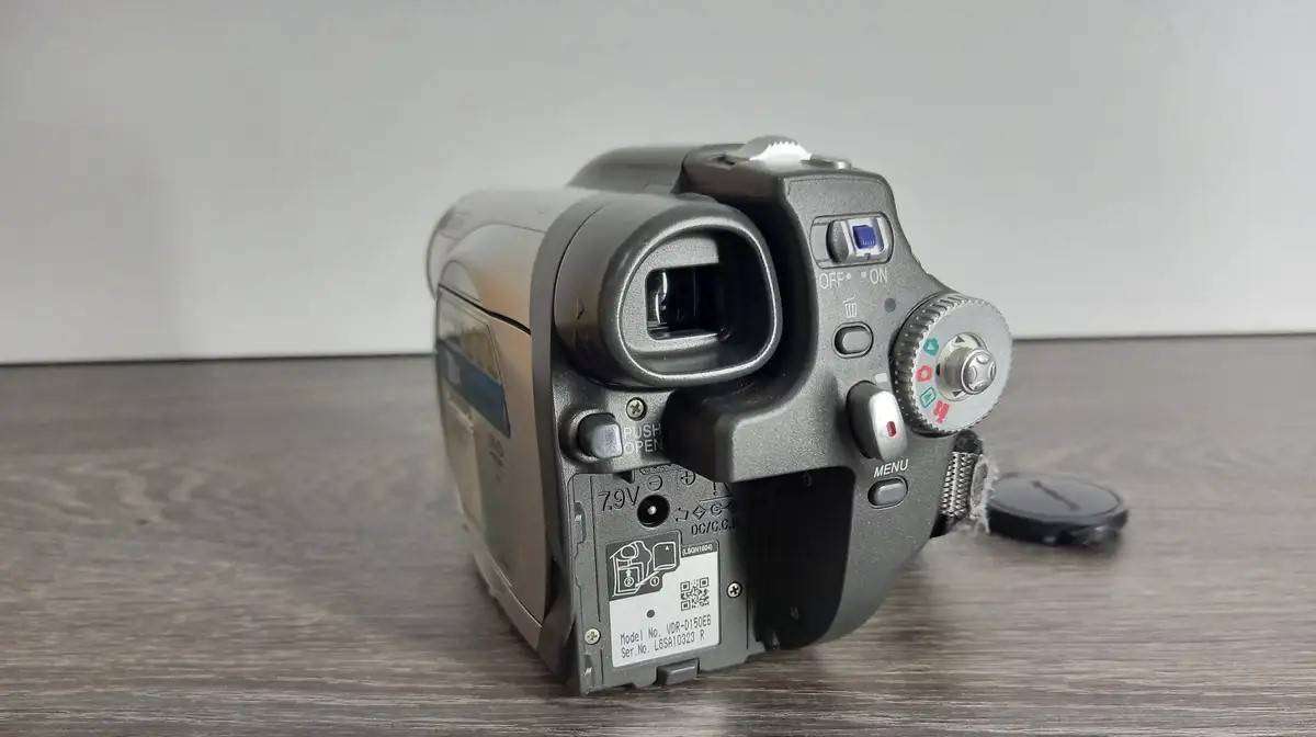 Panasonic VDR-D150EB Camcorder - 30x Zoom - 2.5" LCD - 8cm DVD Recording