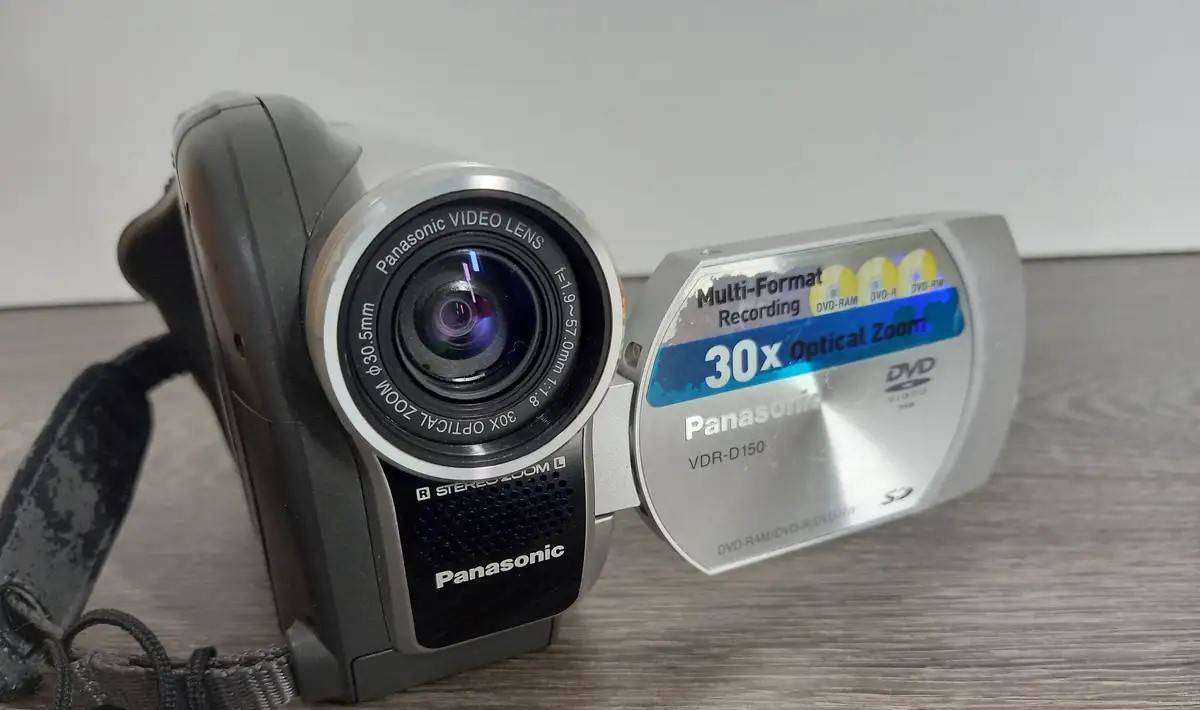 Panasonic VDR-D150EB Camcorder - 30x Zoom - 2.5" LCD - 8cm DVD Recording