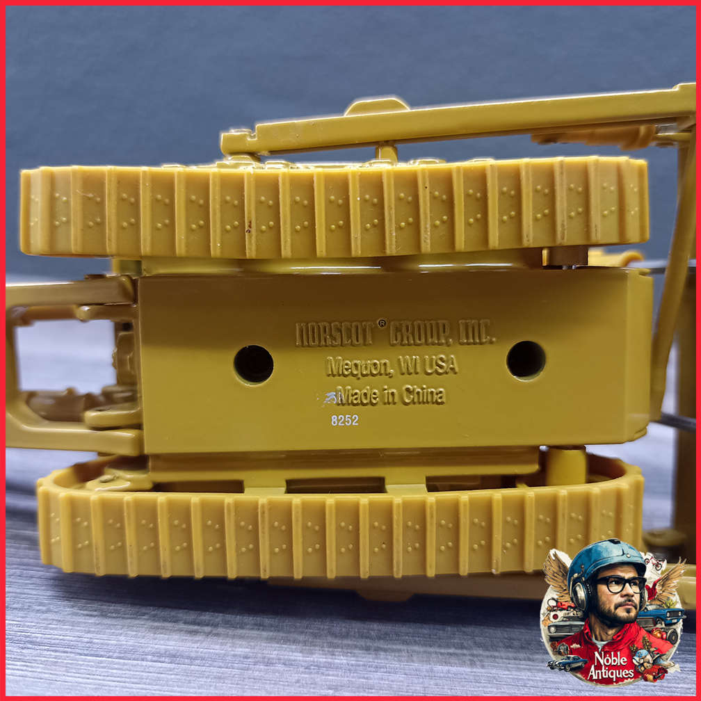 Original Norscot Die Cast Caterpillar D8R Series II Track-Type Tractor No Box Scale 1:50 L: 155 mm