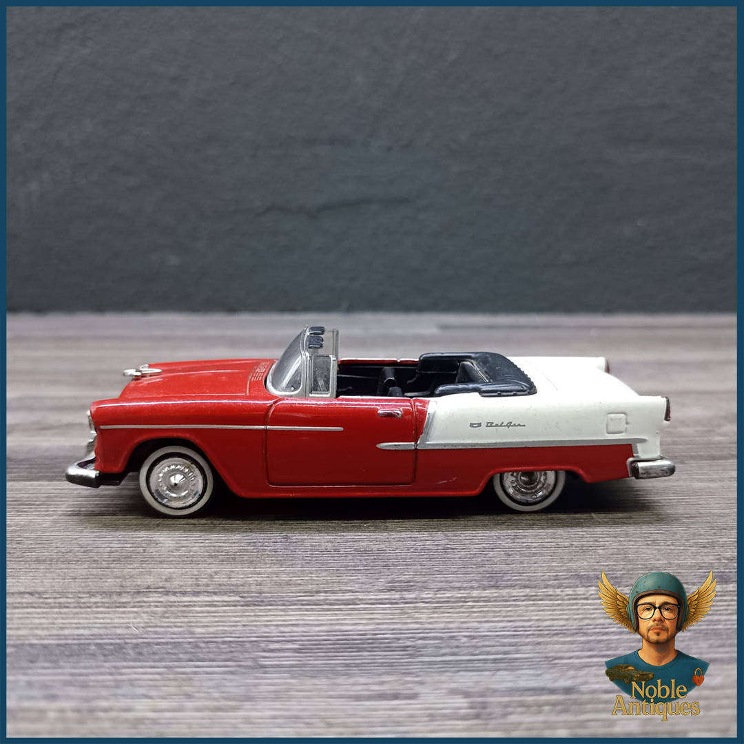 Motormax1:43 die-cast model of a 1955 Chevrolet Bel Air convertible